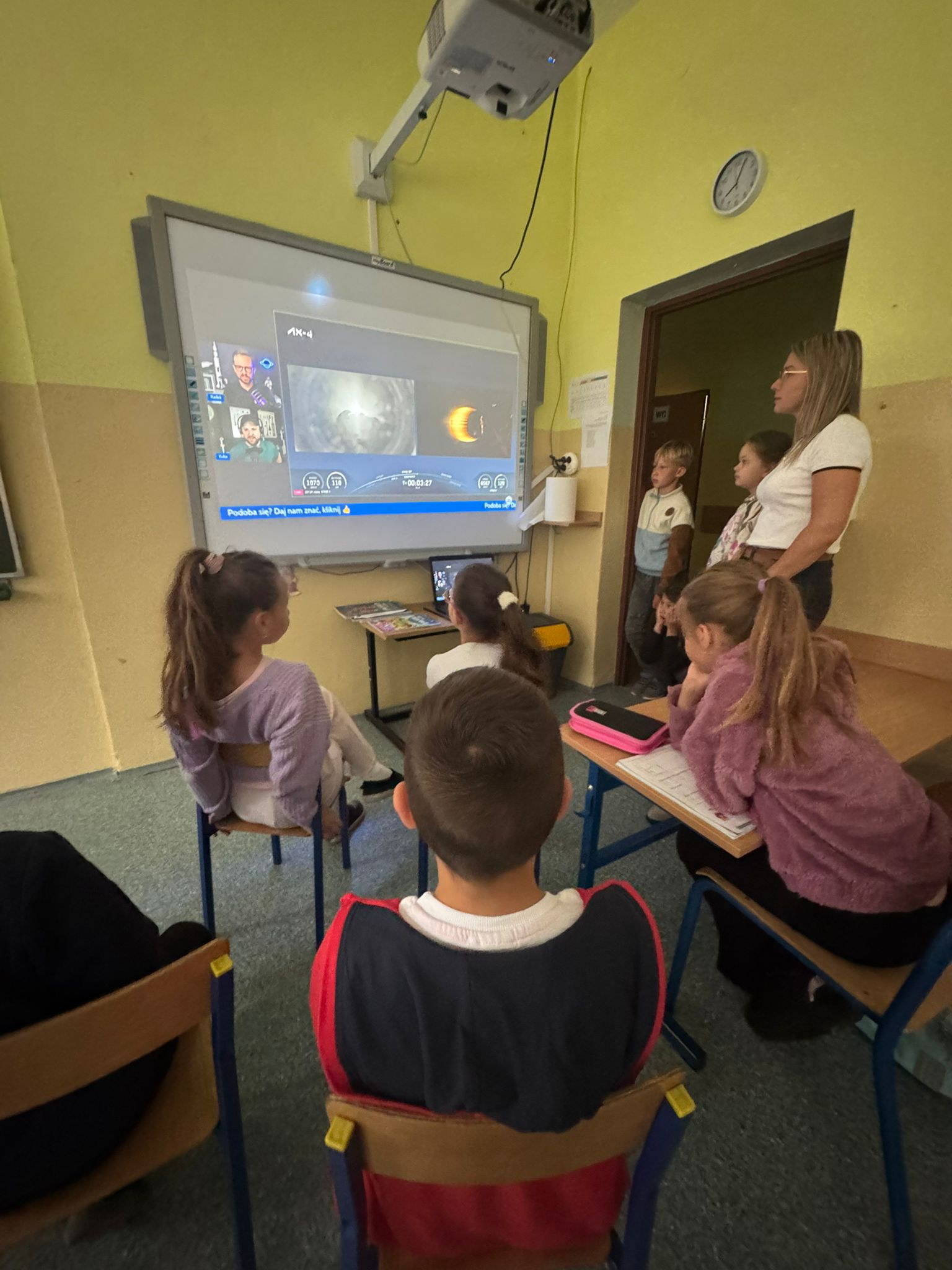 Cała społeczność szkolna przed ekranami!